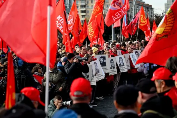 «Геть царя» у Москві: як гасла на погодженому мітингу КПРФ завершилися затриманнями