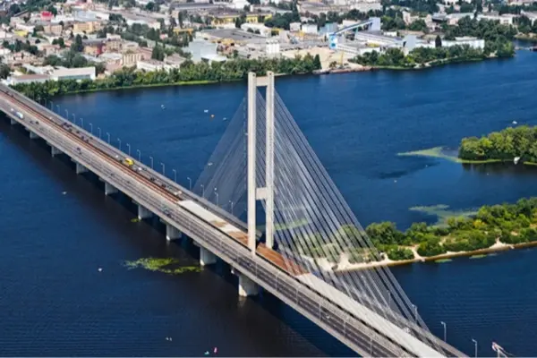 Роль Кличка та КМДА у повідомленнях про обмеження руху мостами Києва 2 жовтня