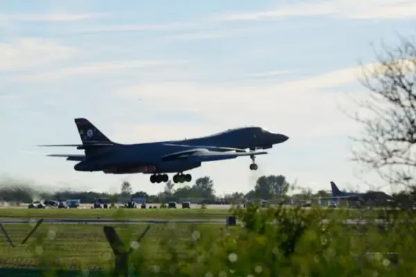 Хронологія передислокації B-1: затримання у Британії, рішення Пентагону, повернення літаків у США